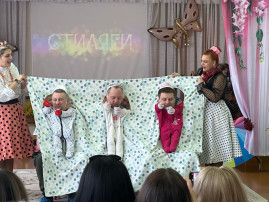 Есть в марте день особый Есть в марте день особый.